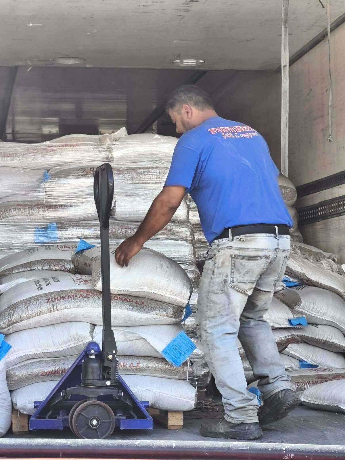 Διανομή 40.000 κιλών πιστοποιημένης τροφής στους πληγέντες κτηνοτρόφους της Β. Χίου